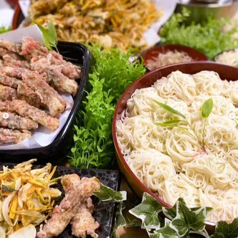 料理は、盛り付けも大事！色とりどりのおかずが並ぶ
